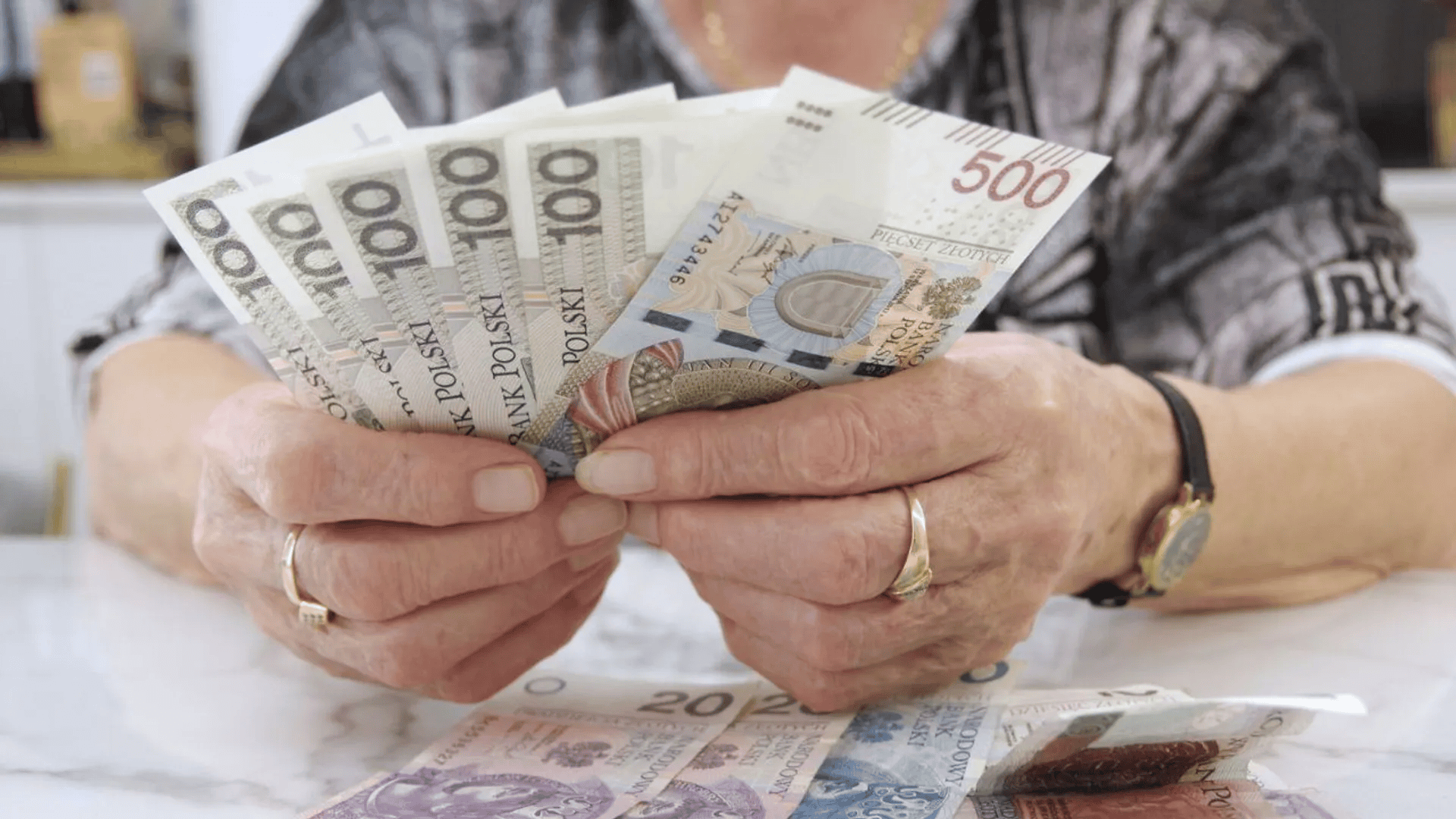 Rząd zdecydował, emeryci dostaną więcej. Nawet 140 zł co miesiąc