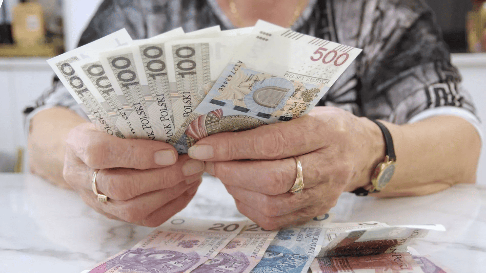 Renta wdowia do zmiany. Takiej kwoty "na rękę" mogą oczekiwać seniorzy od 1 marca