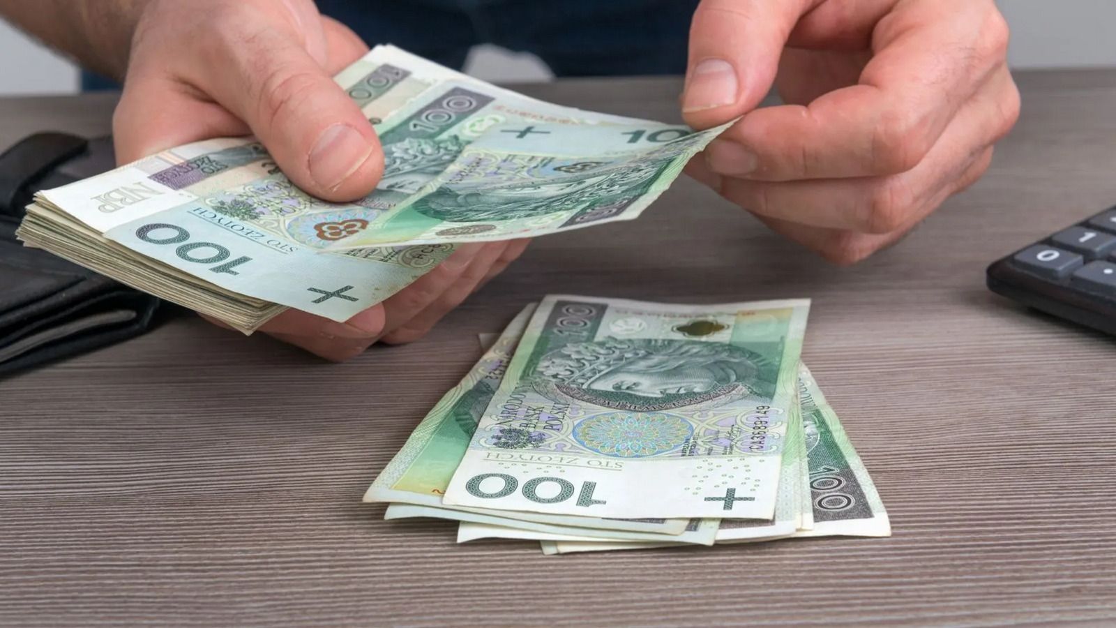 Nawet ponad 900 zł dodatku do wypłaty. W lutym 2026 ci pracownicy mogą zarobić więcej