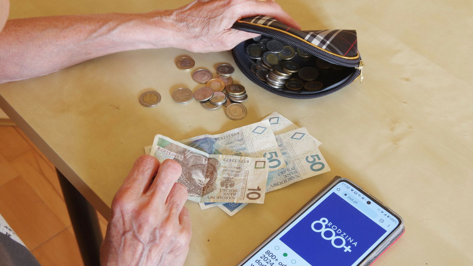 ZUS zmienia terminy wypłat 800 plus w grudniu. W tych dniach przyjdą przelewy, rodzice muszą wiedzieć