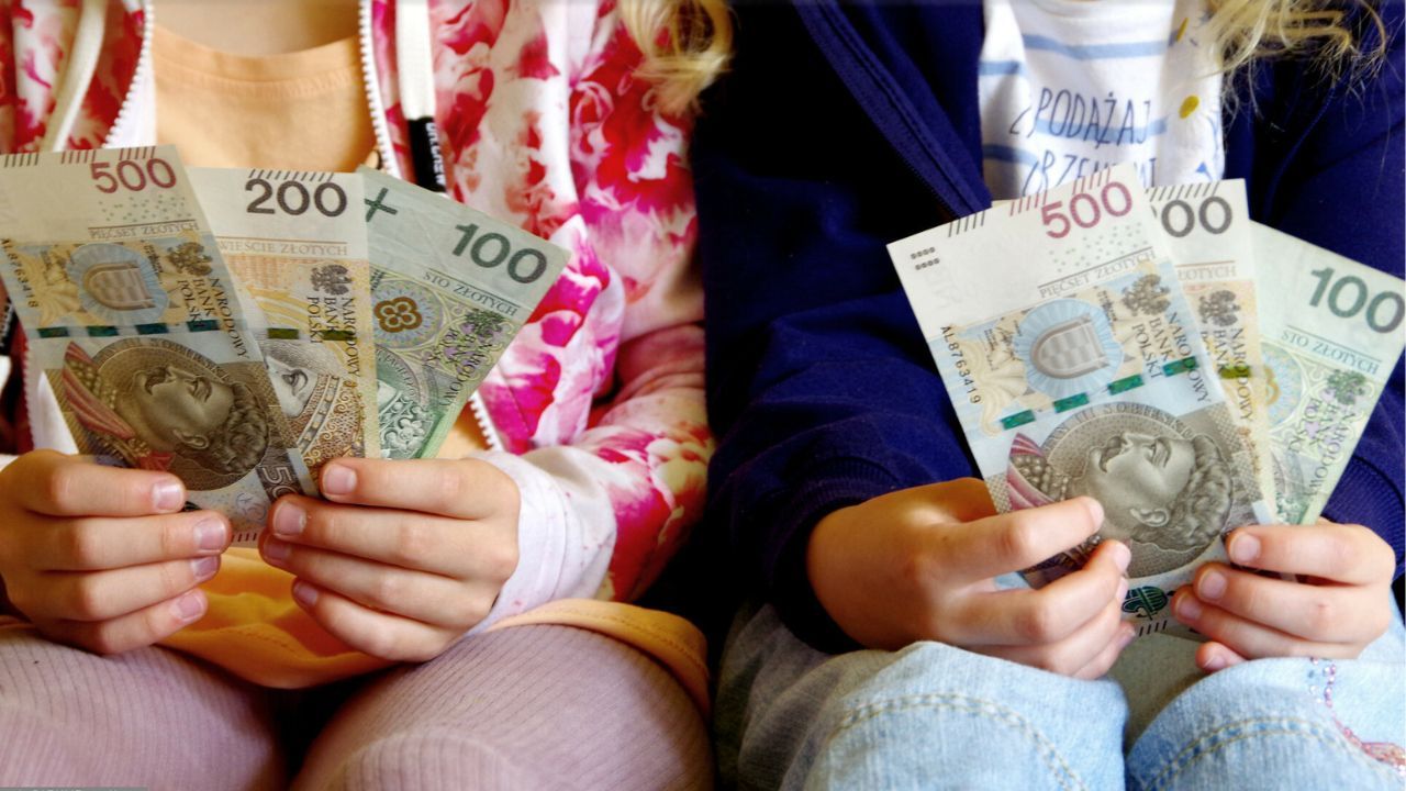 Nawet 200 tys. zł dla rodzin w ramach nowego bonu. PiS wchodzi w kampanię z asem w rękawie