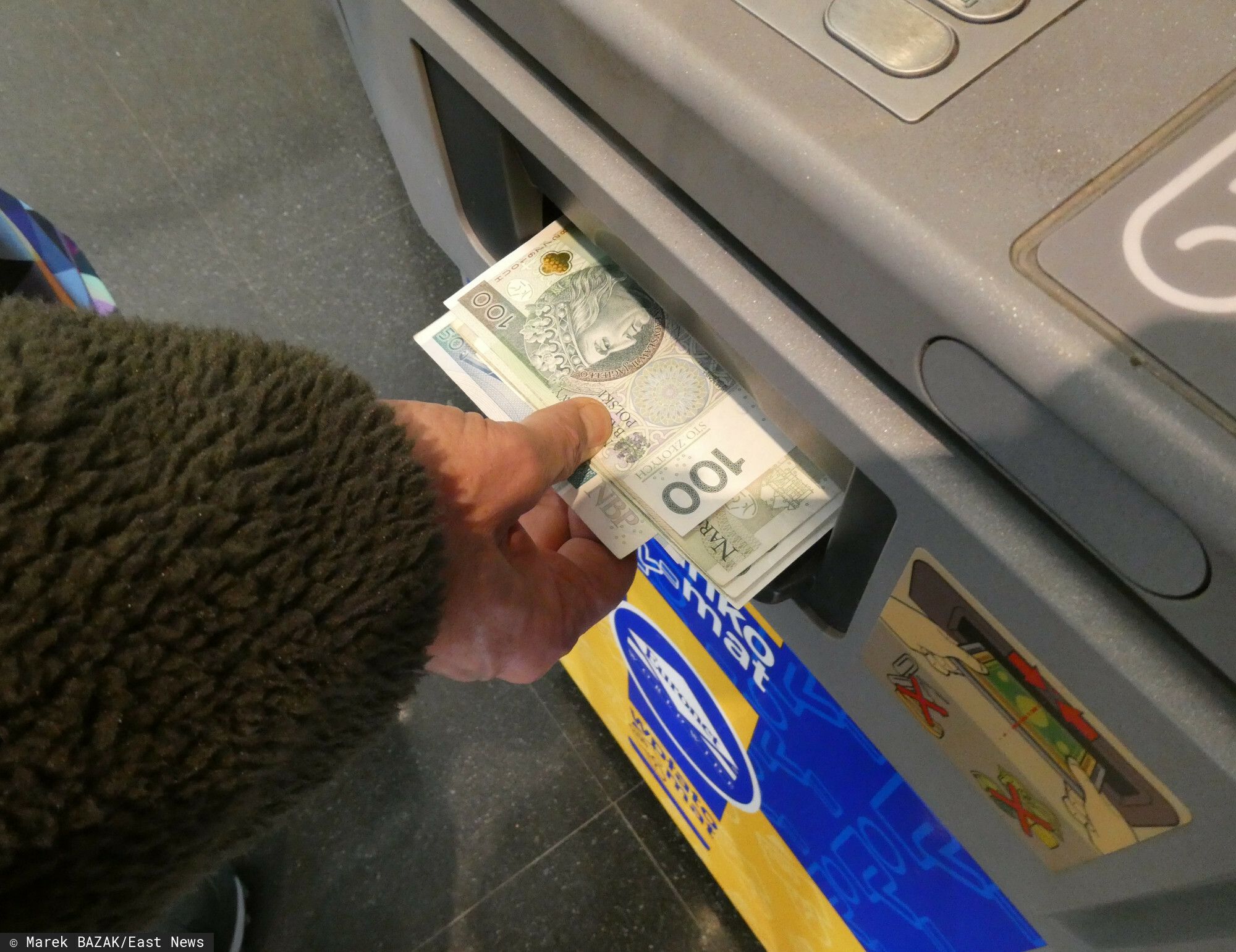 W tym przypadku nie wypłacaj gotówki z bankomatu. Bank ostrzega: "Przerwij transakcję i odejdź od urządzenia"