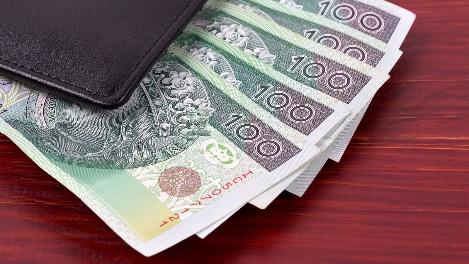 Tyle zarabia położna w Polsce. Porównano pensje z zagraniczną, można się zdziwić