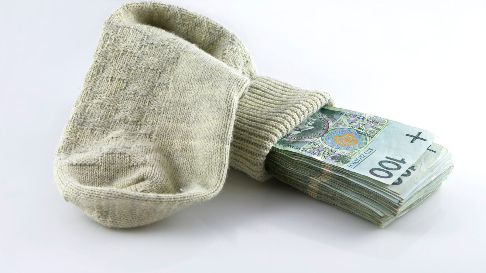 Masowe wypłaty gotówki z bankomatów. Polacy zabierają swoje oszczędności, eksperci jednak ostrzegają