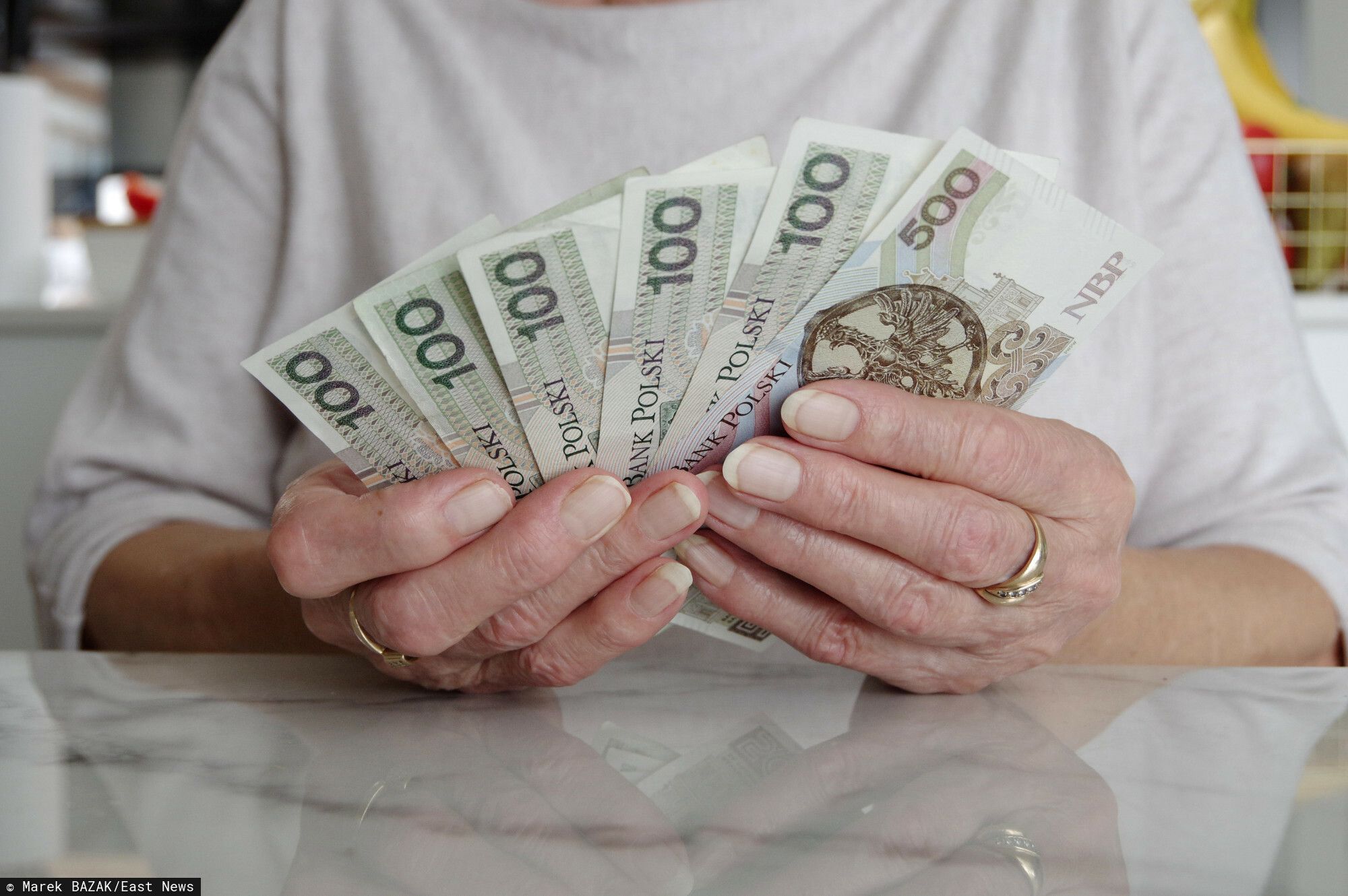 Można dostawać dwie emerytury. ZUS stawia sprawę jasno, trzeba pamiętać o formalnościach