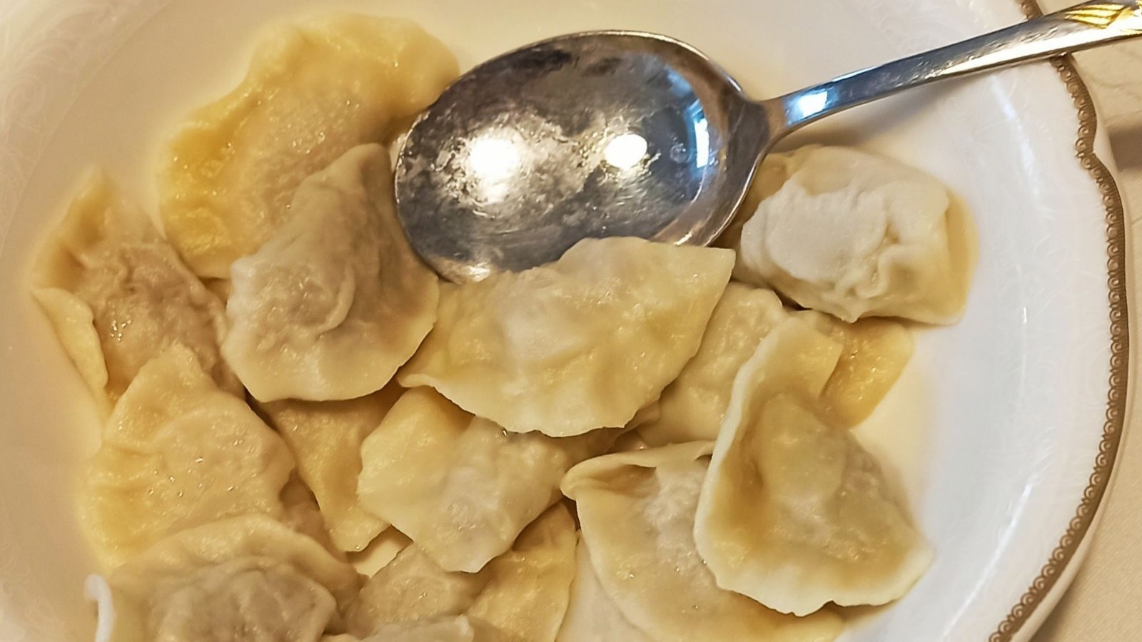 Smażę z jabłkiem, cebulką i zawijam w ciasto. Najlepszy farsz mięsny do pierogów