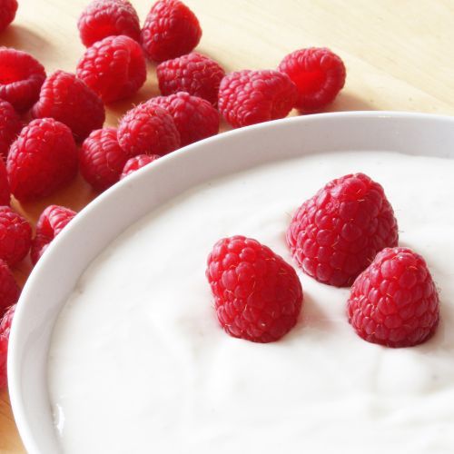 maliny w jogurcie Fot. Schäferle/pixabay.jpg
