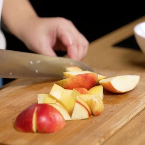 Zapomnij o krojeniu jabłek na placki. Koniecznie wypróbuj przepis i przekonaj się, jak w ich  przygotowaniu pomoże Ci blender Zelmer ZHB4753 Vario