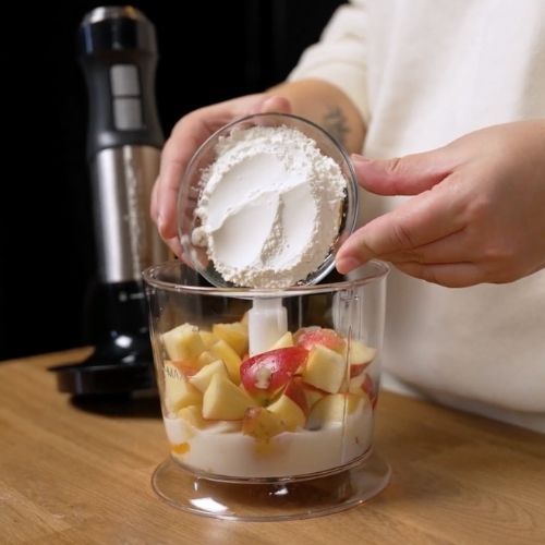 Zapomnij o krojeniu jabłek na placki. Koniecznie wypróbuj przepis i przekonaj się, jak w ich  przygotowaniu pomoże Ci blender Zelmer ZHB4753 Vario