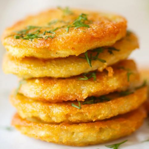 Pokrój paprykę w kostkę i dodaj jajka. Rodzina co chwilę prosi mnie o taką kolację