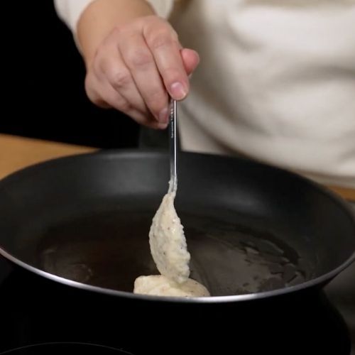 Zapomnij o krojeniu jabłek na placki. Koniecznie wypróbuj przepis i przekonaj się, jak w ich  przygotowaniu pomoże Ci blender Zelmer ZHB4753 Vario