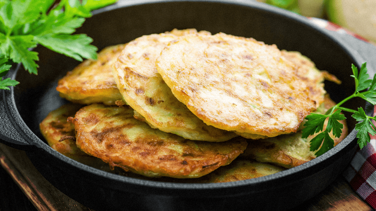 Placki z cukinii na redukcji - szybki obiad z cukinii, jajek i serka wiejskiego
