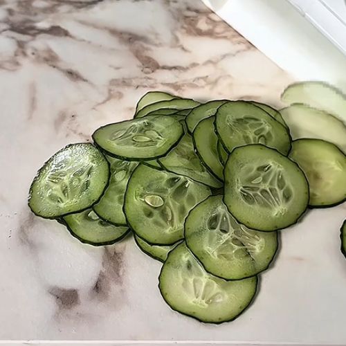 Podałam do obiadu ogórki po królewsku. Zwykła mizeria może się schować