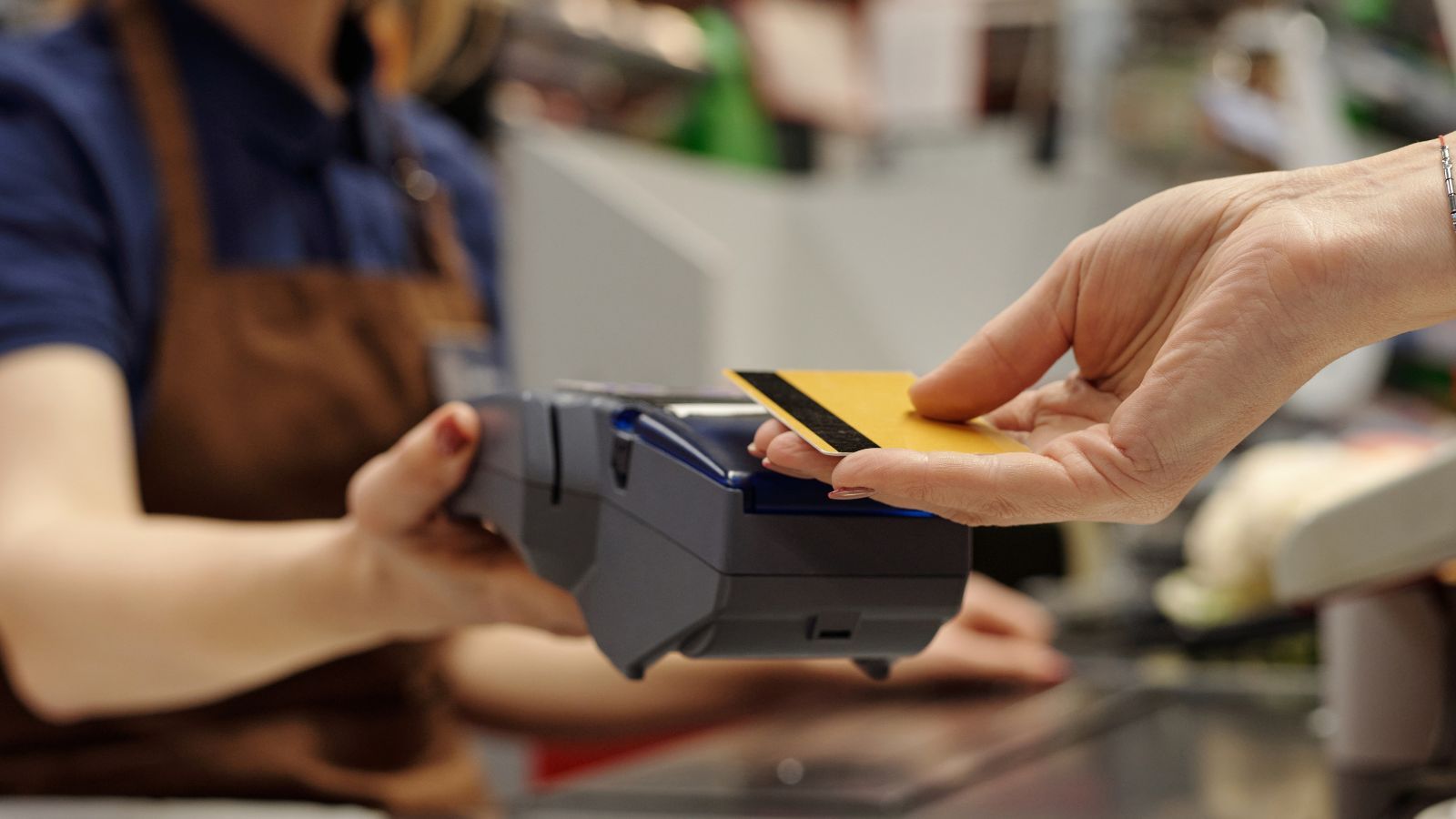 Kolejny bank wydał apel, obywatele mają gromadzić gotówkę. Konkretna kwota na jedną osobę