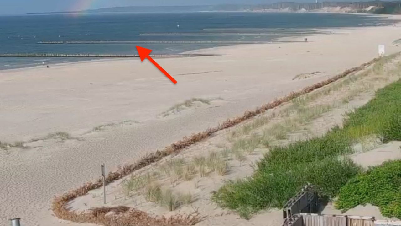 Była 17:57. Niebywałe, co nagrała kamera na plaży w Ustce. A to dopiero początek