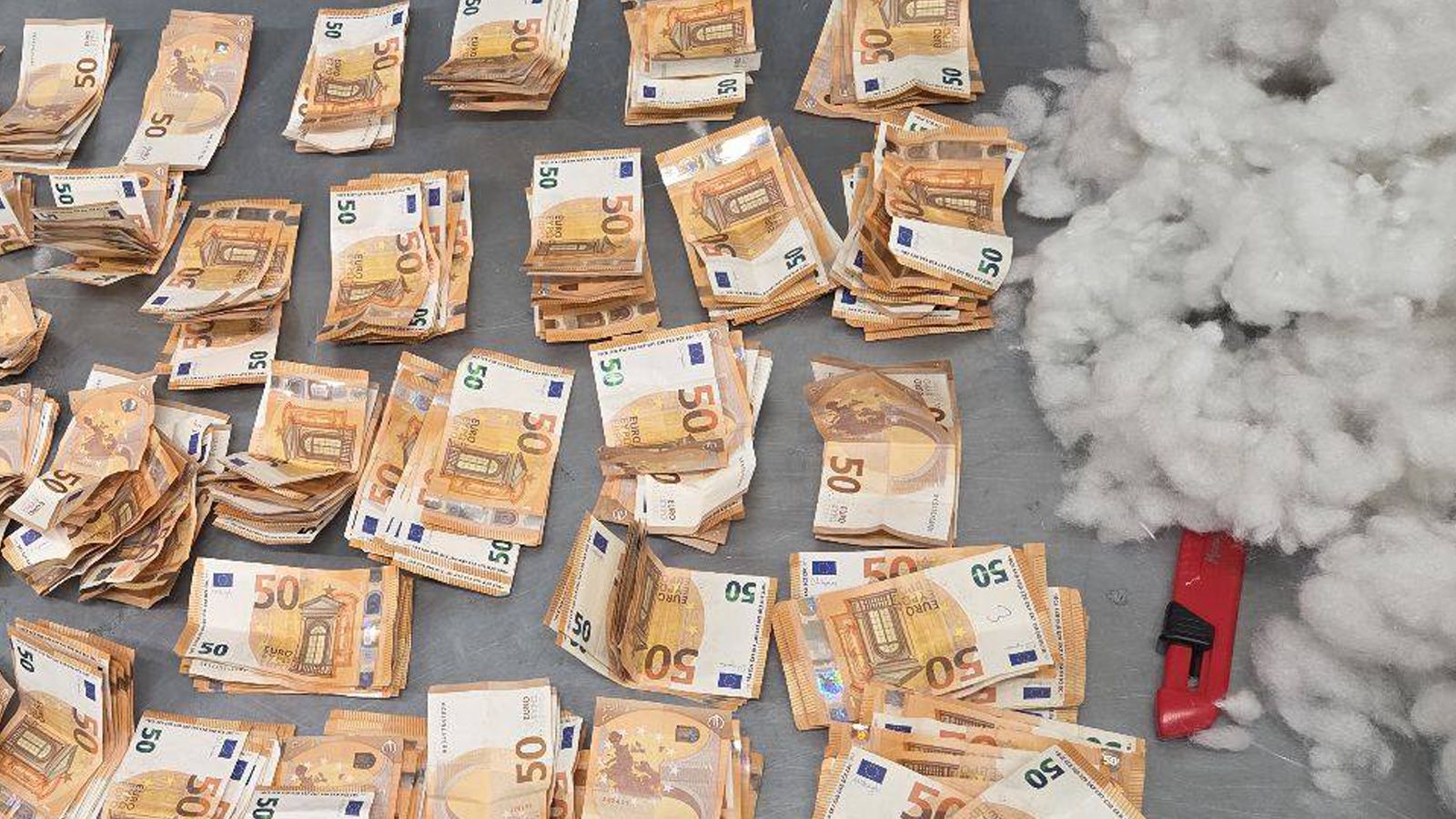 Pracownik DHL nie wierzył w to, co widzi. W środku maskotki odkryto prawdziwą fortunę