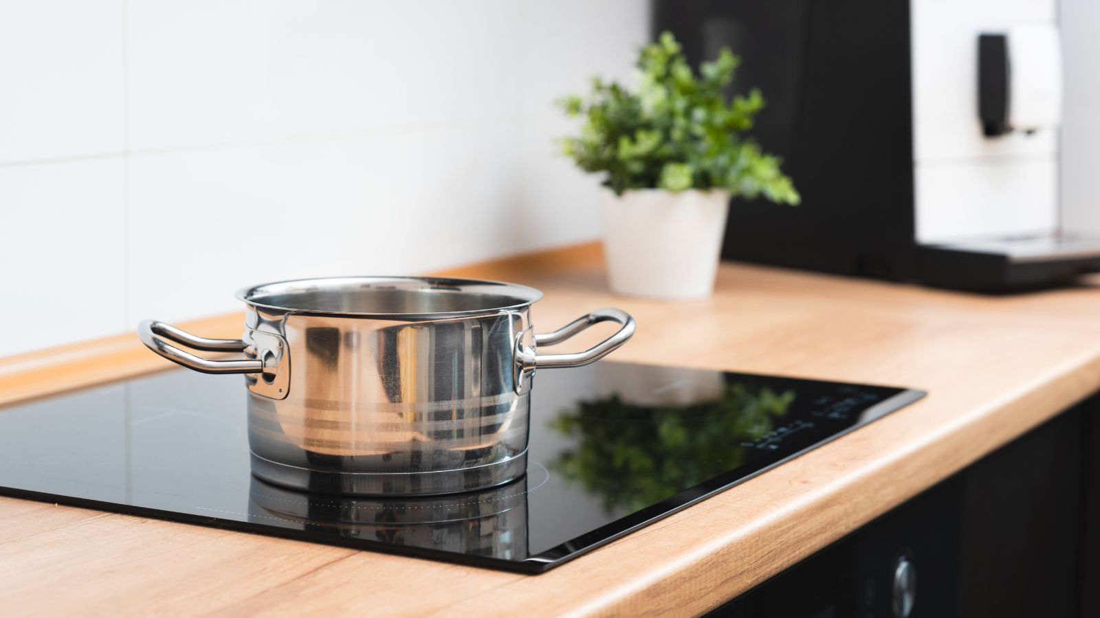 To największy "pożeracz" energii w twoim domu. Polacy prawie nigdy nie odłączają go do prądu