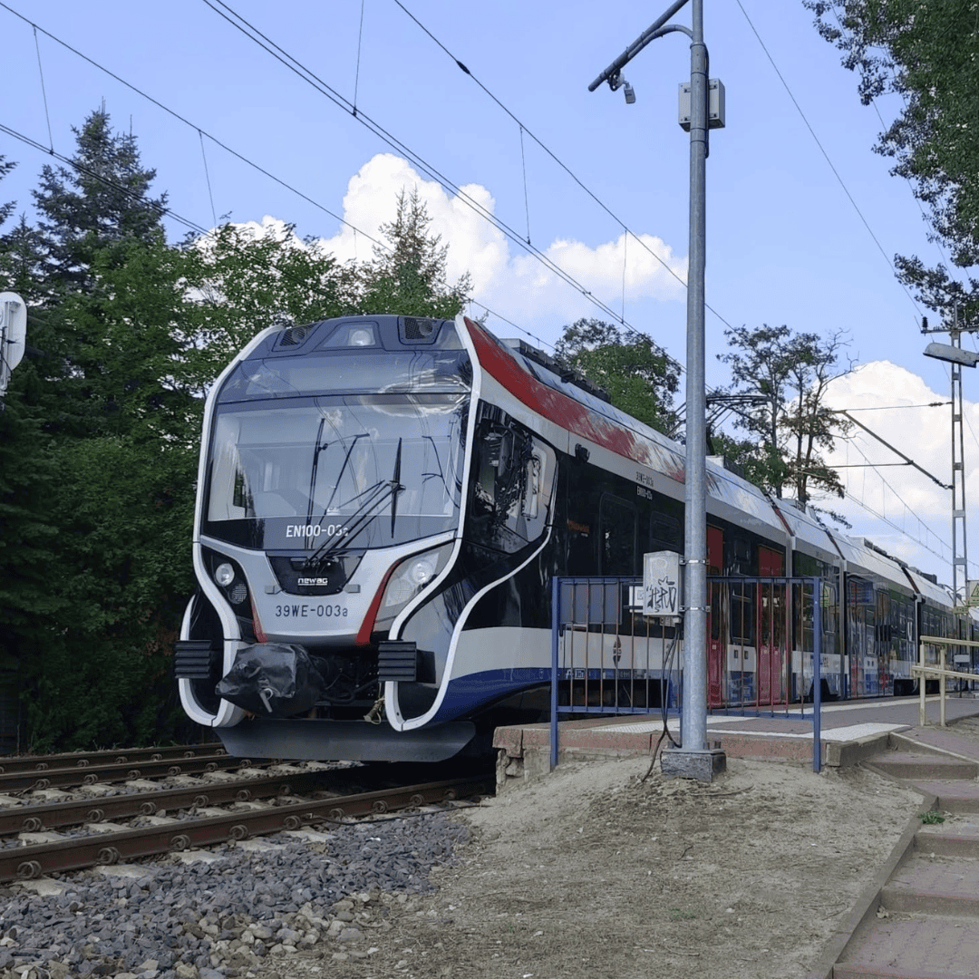 Pociąg WKD zatrzymany pod Warszawą. Nie żyje 81-letni pasażer