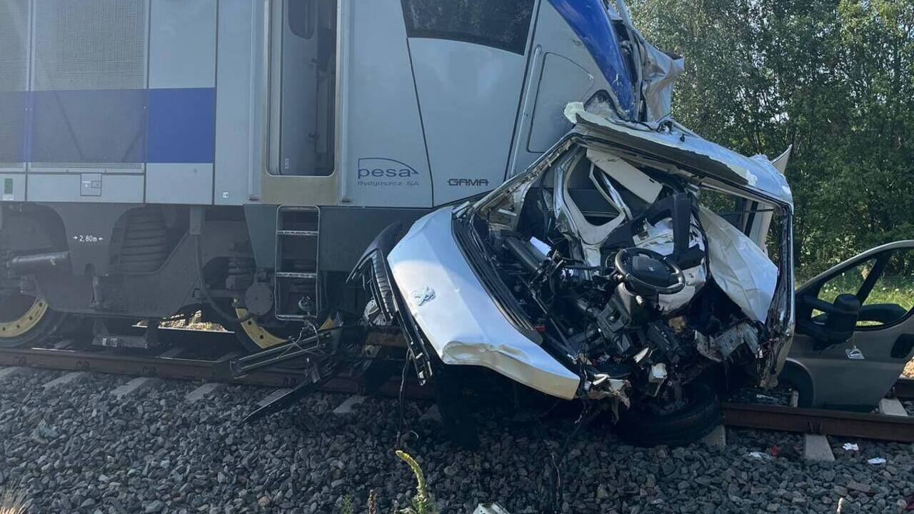 Tragedia na przejeździe kolejowym. Bus zmiażdżony przez pociąg, nie żyje kierowca