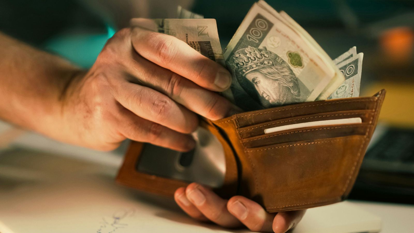 Rząd uderza w kieszenie Polaków. Nowa opłata zaboli konkretną grupę