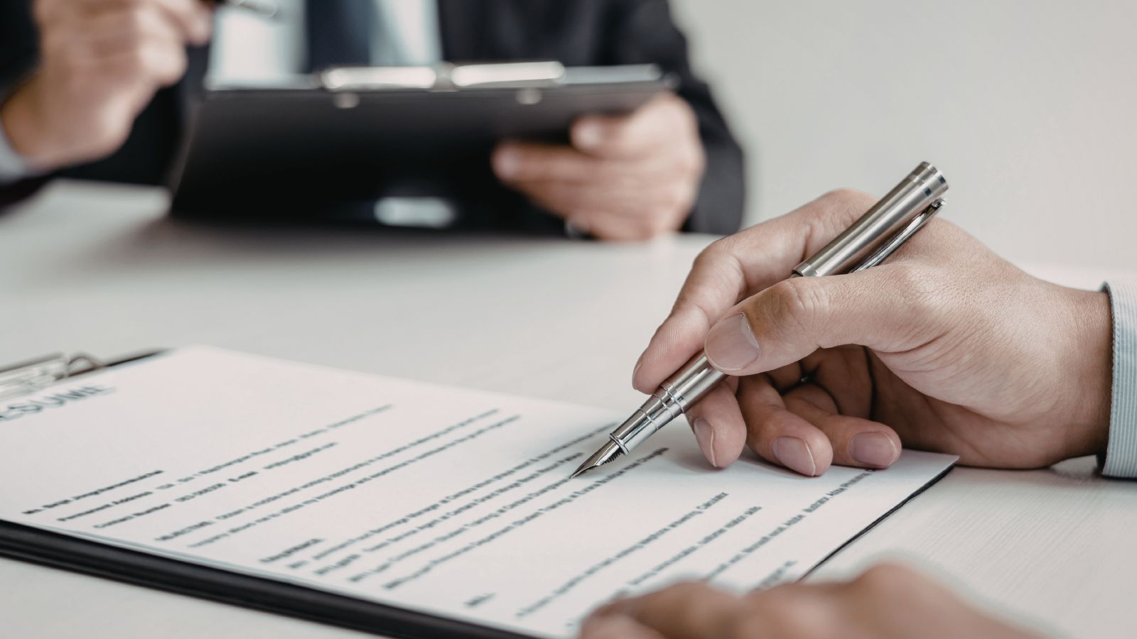 Czy można zwolnić pracownika na urlopie? W tych dwóch przypadkach "tarcza urlopowa" traci moc