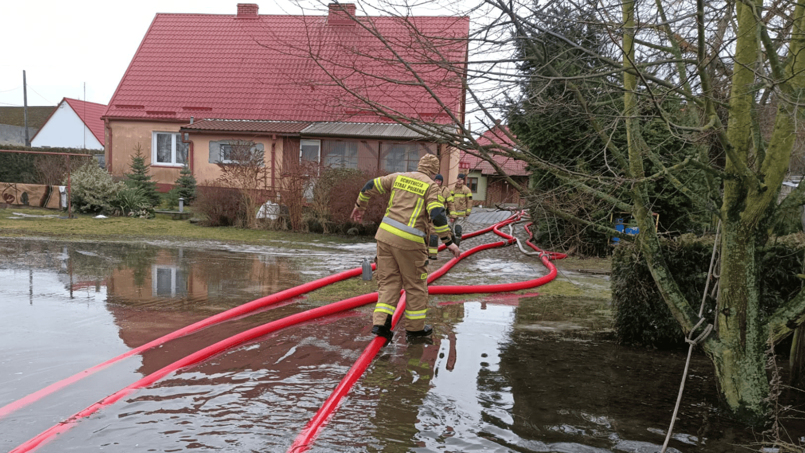 Setki podtopień w polskim regionie. Drogi niczym rwące potoki. Roztopy paraliżują Polskę
