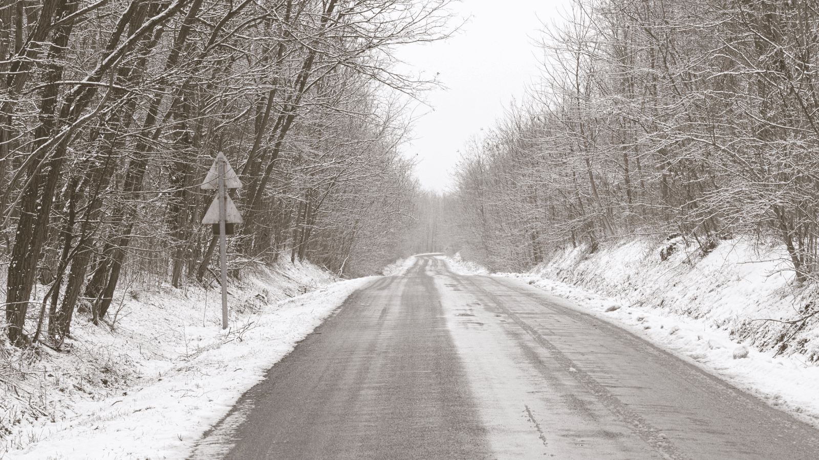 Śnieg i oblodzona nawierzchnia zimą w Polsce.