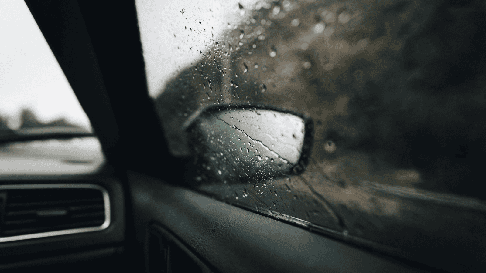 Kurtyna wody nad Polską. Burze i ulewy obejmą wiele regionów kraju