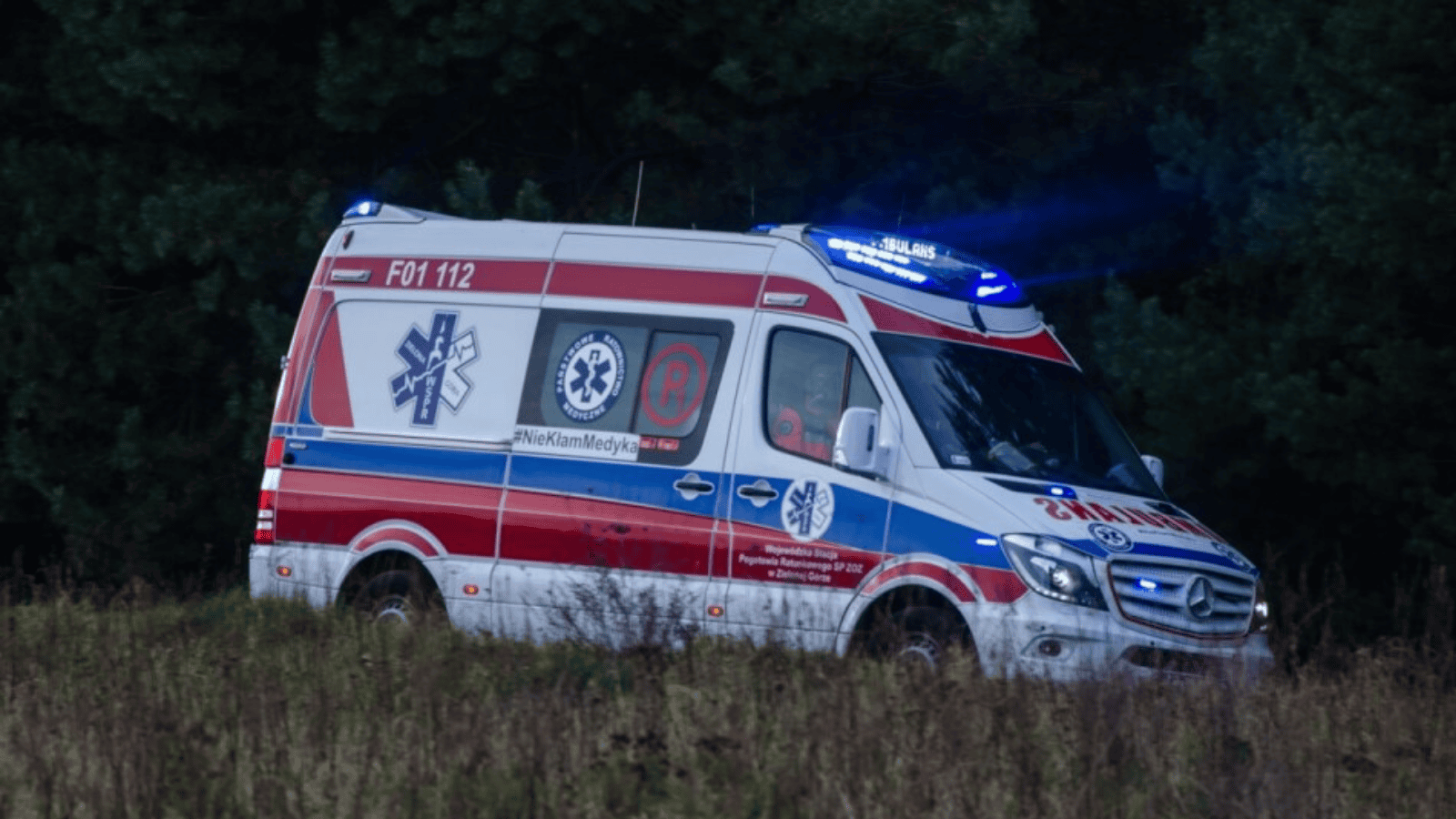 Karetka pogotowia na sygnałach.