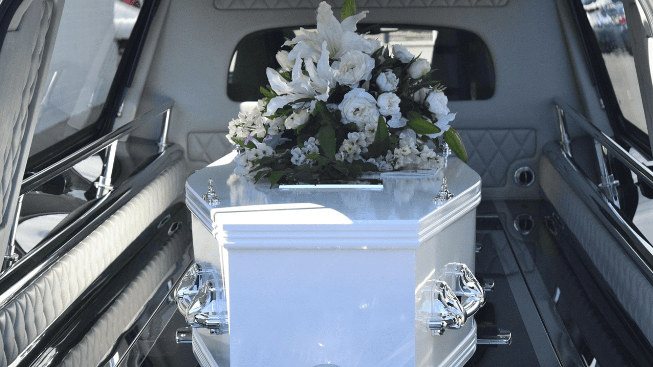 Mało kto wie, ile zarabia grabarz. Polacy nie mieli bladego pojęcia