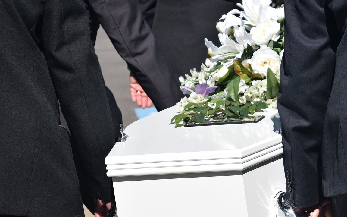 Pracownicy domu pogrzebowego ujawnili, czego żądają rodziny. Pracownica się przeraziła