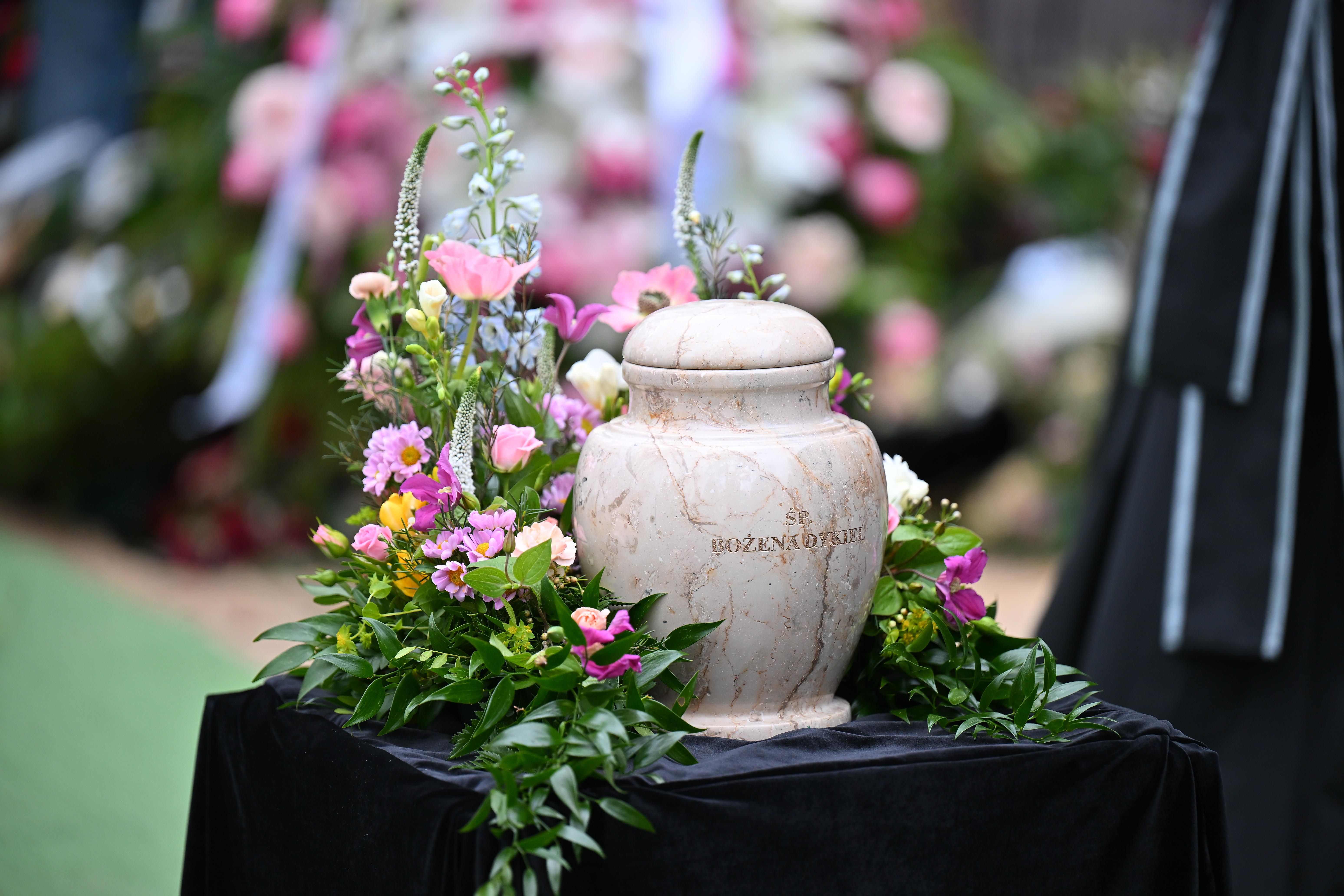 Niesłychane, co żałobnicy zrobili na koniec pogrzebu Dykiel. Tego kompletnie nikt się nie spodziewał