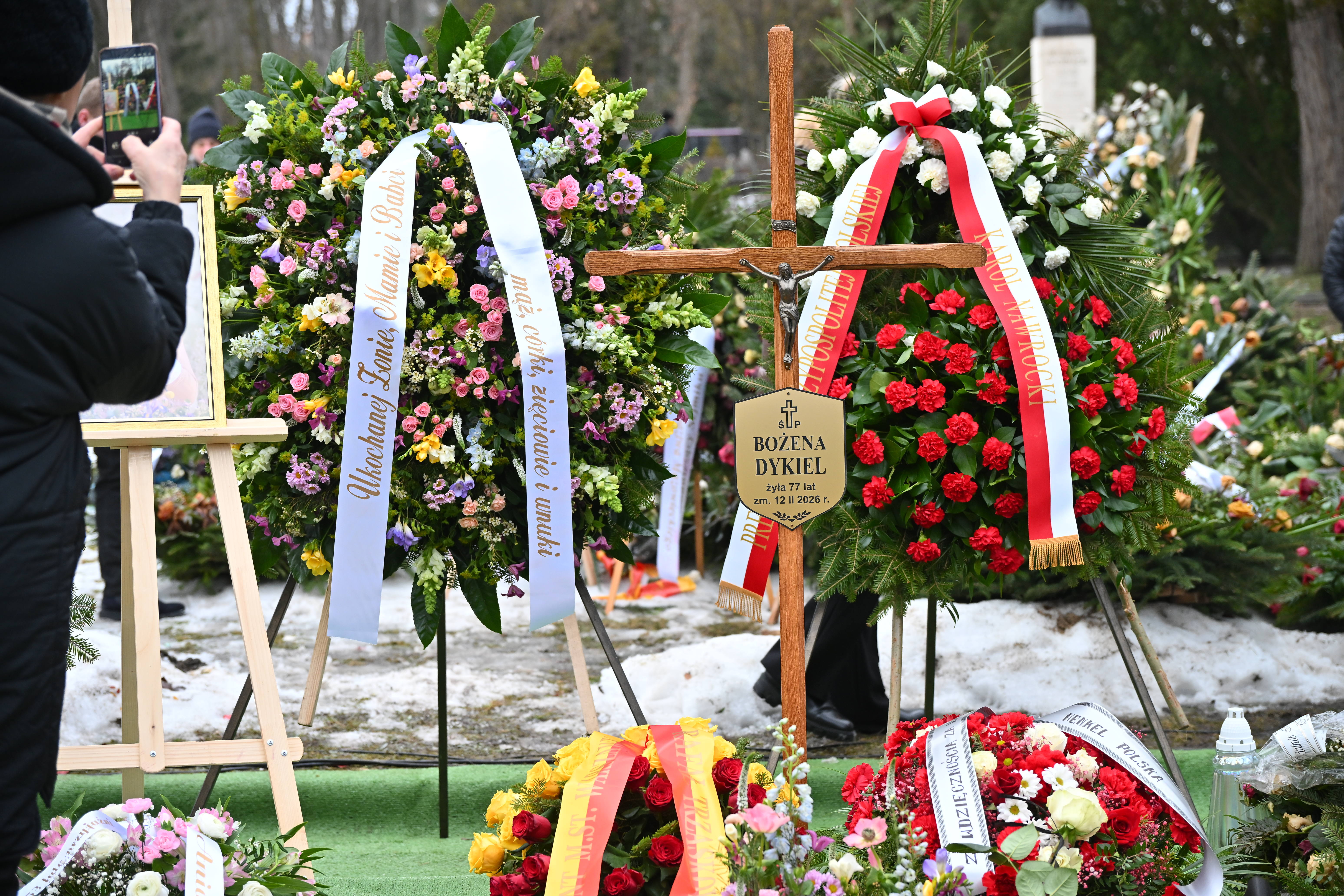 Tak rodzina i najbliżsi pożegnali Bożenę Dykiel. Napis na wieńcu wyciska wszystkie łzy z oczu