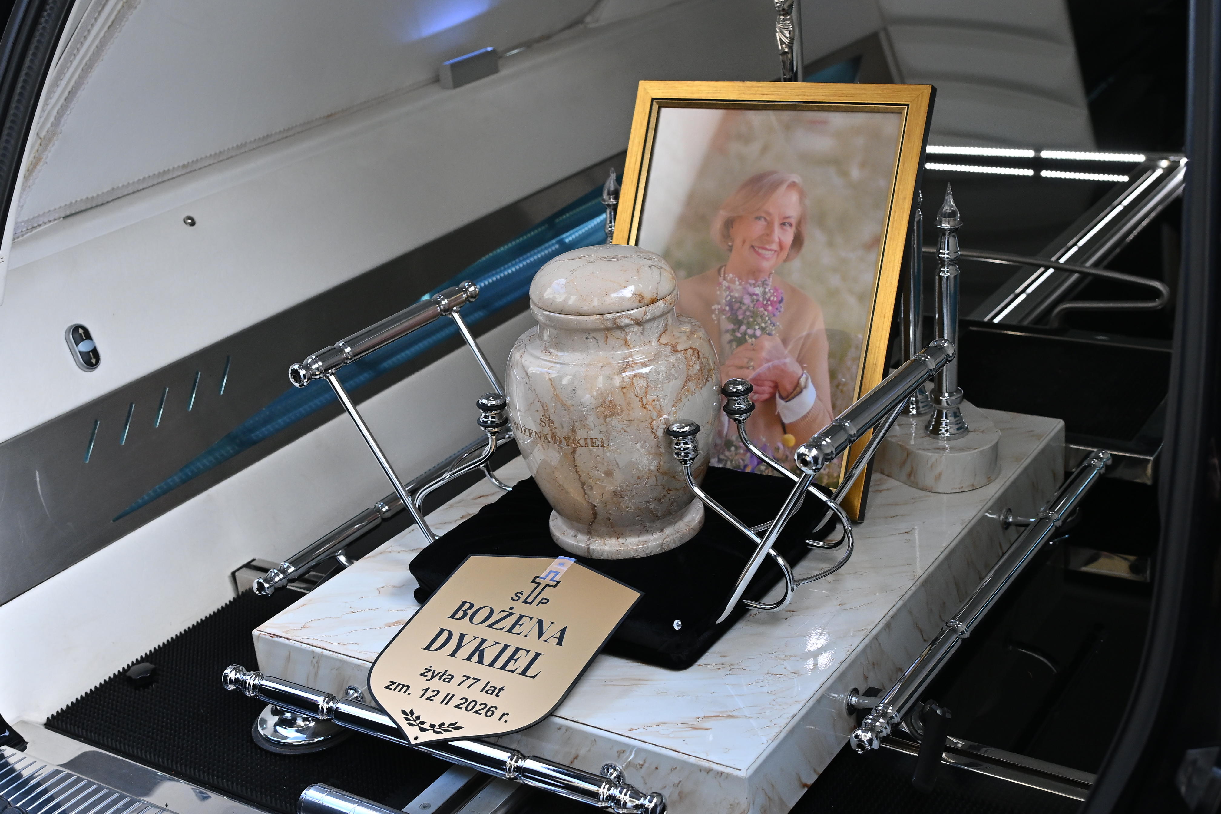 Tak wyglądała urna pogrzebowa Bożeny Dykiel. Jeden szczegół był niezwykle znaczący