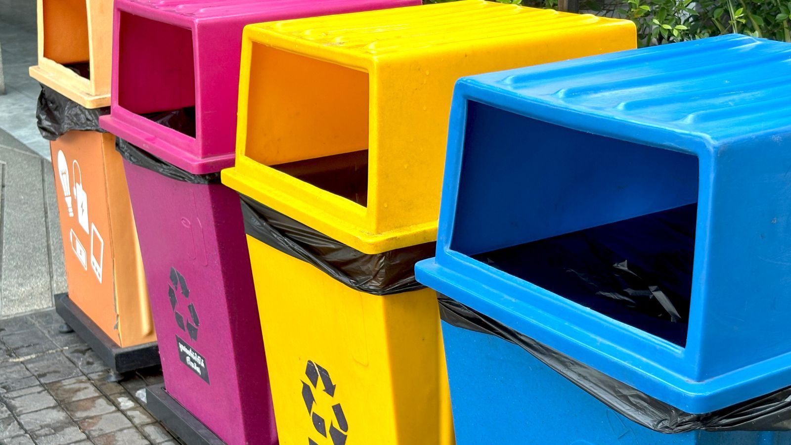 Ci Polacy mogą skorzystać z dopłat do śmieci. Niewielu o tym wie, to spora oszczędność