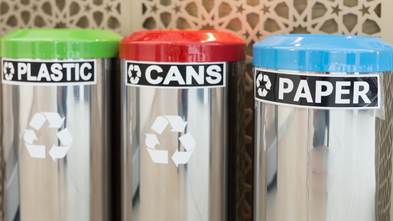 Od 1 stycznia nowe pojemniki przy śmietnikach. Zmiana zasad segregacji obejmie całą Polskę