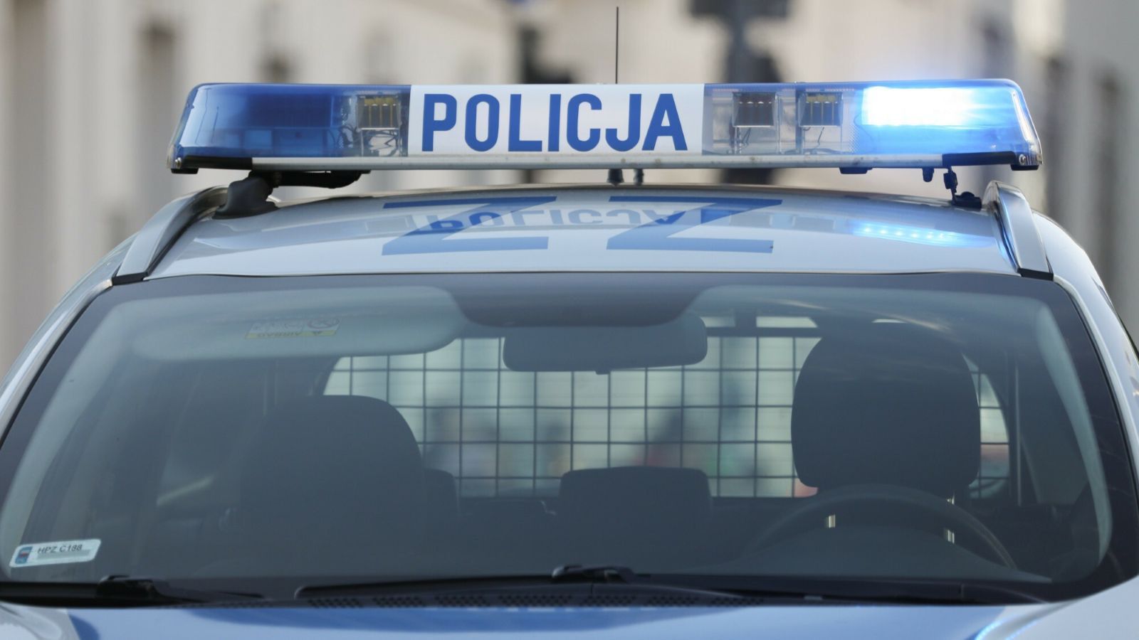 Autem wbił się w radiowóz w samym centrum Warszawy. Ulice zablokowane