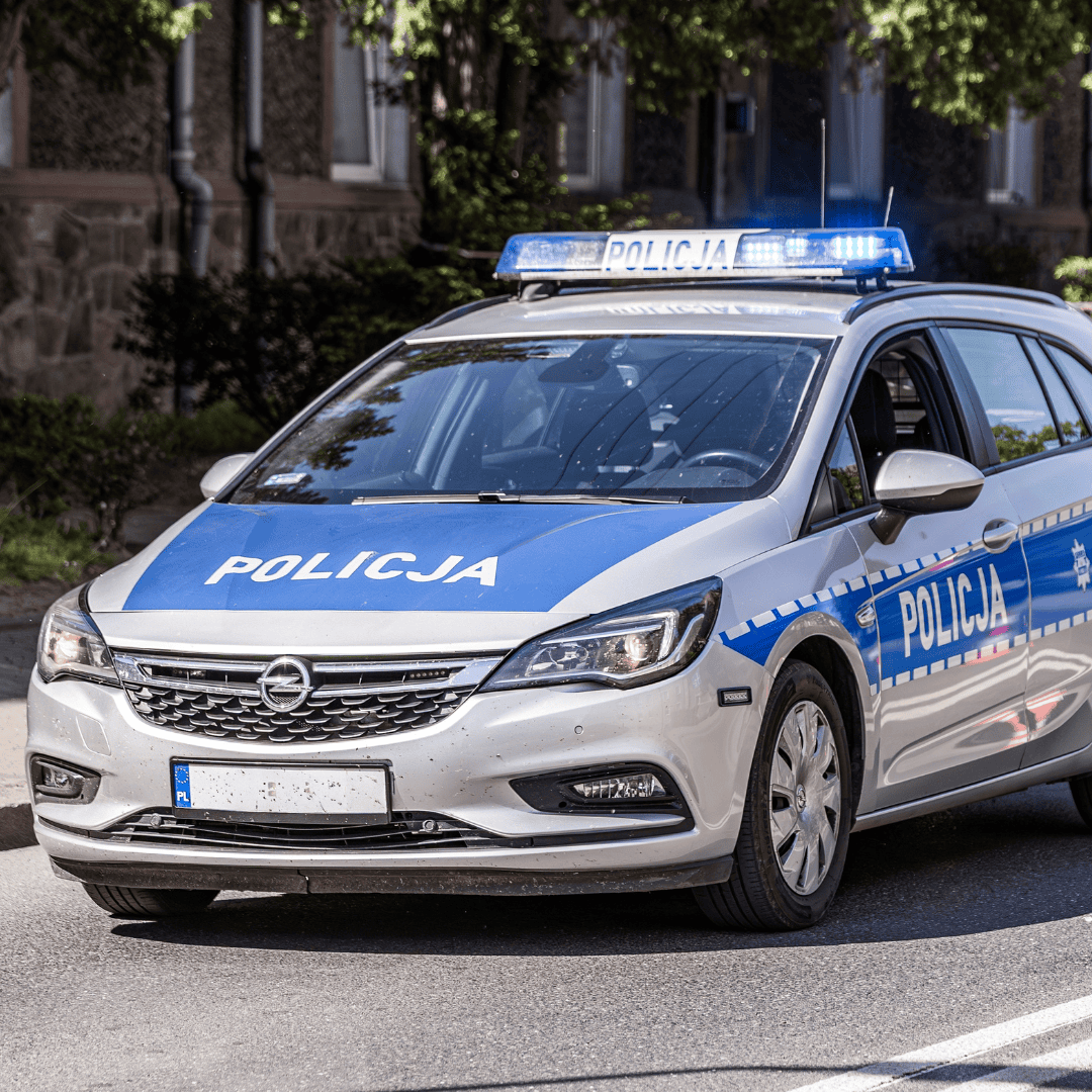 Śmiertelny wypadek na Pomorzu. Nastolatek na hulajnodze zderzył się z radiowozem