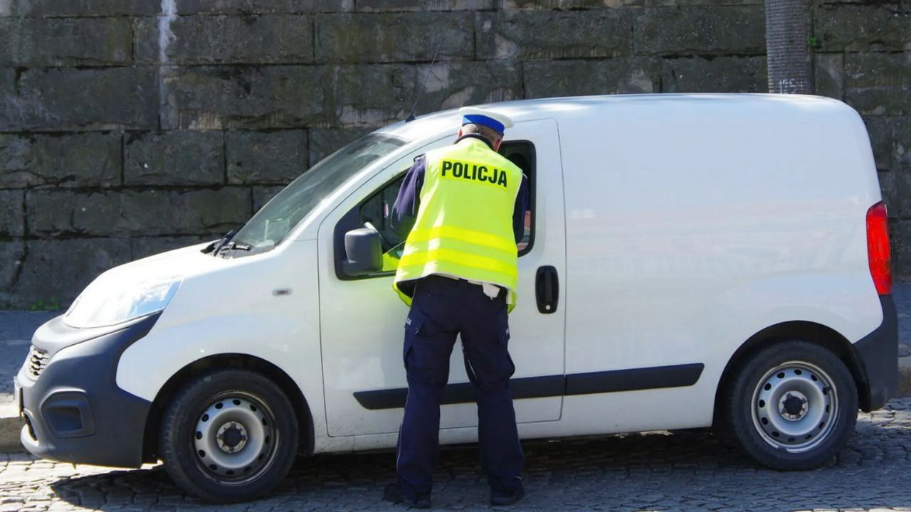 Surowe kary za jazdę w okularach. W tym przypadku dostaniesz mandat, przepisy są jasne