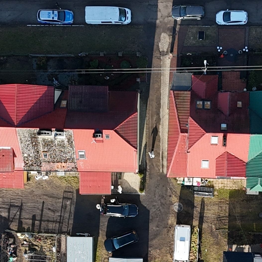 Tragedia we wsi pod Stargardem. Na miejscu pojawili się śledczy w białych kombinezonach, nie żyje młoda kobieta