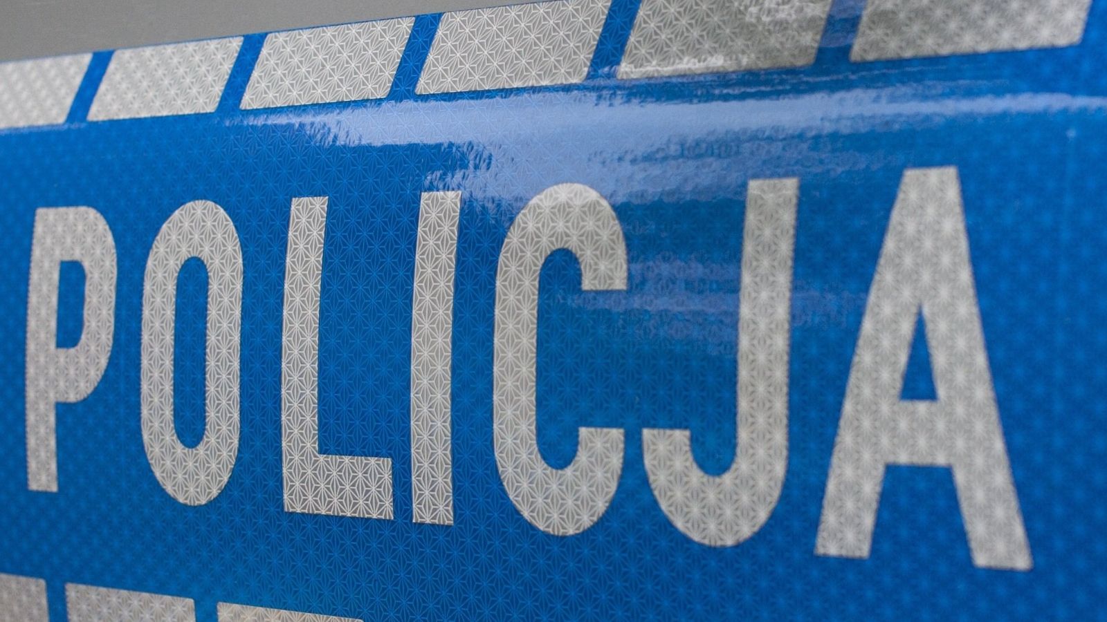 Tragedia pod supermarketem, nie żyje senior. Służby przekazały dramatyczne fakty