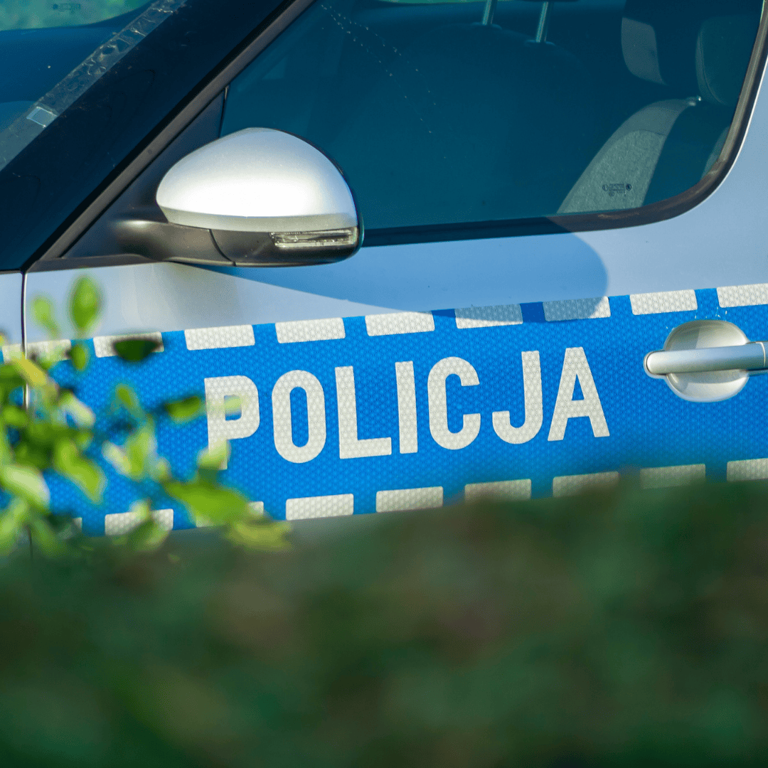 Wypadek na DK 74 w Podwódce. 74-latek zawracał z przystanku, jedna osoba trafiła do szpitala