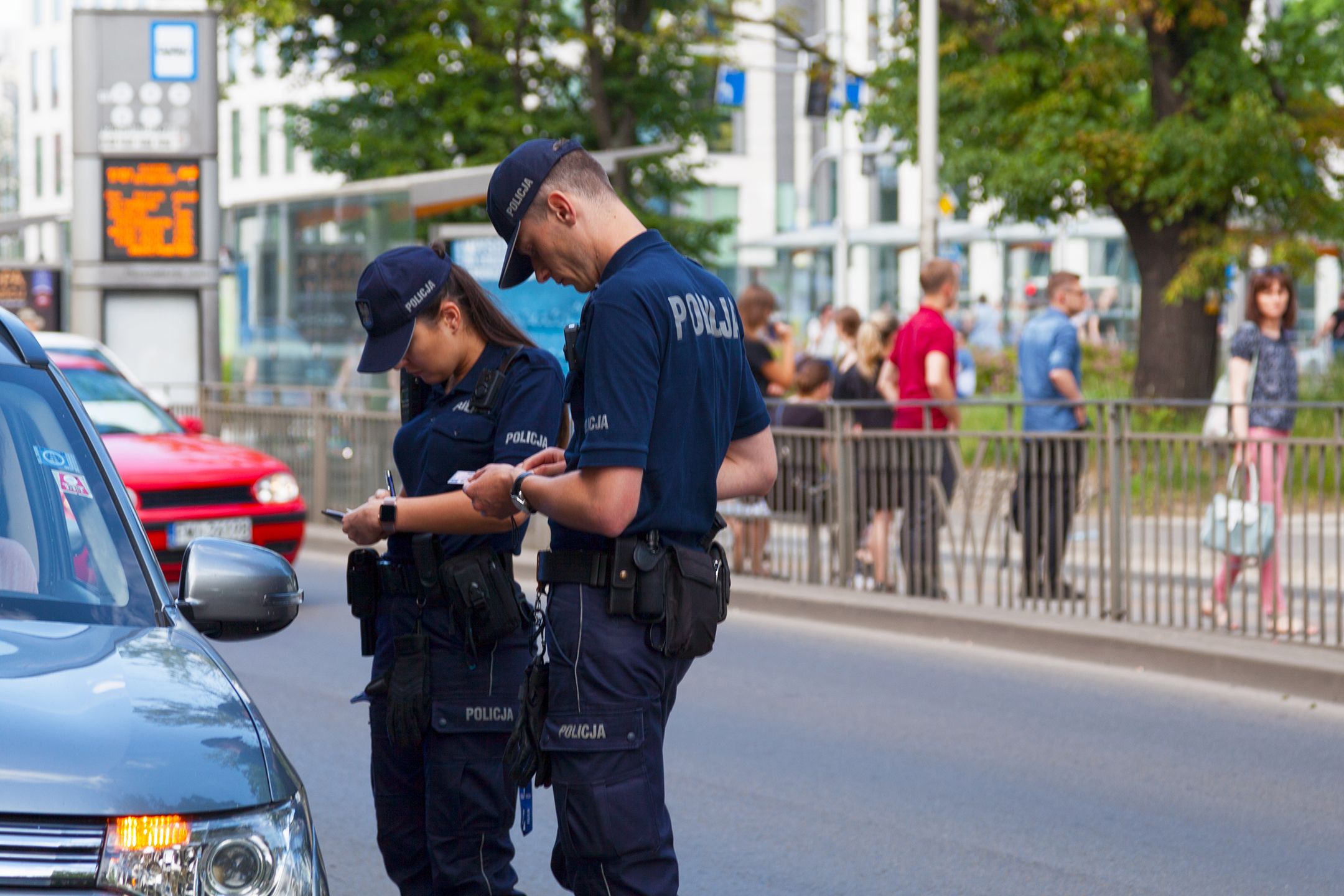 Kiedy odmowa przyjęcia mandatu ma sens? W tych przypadkach grzywna może sięgnąć 30 tys. zł