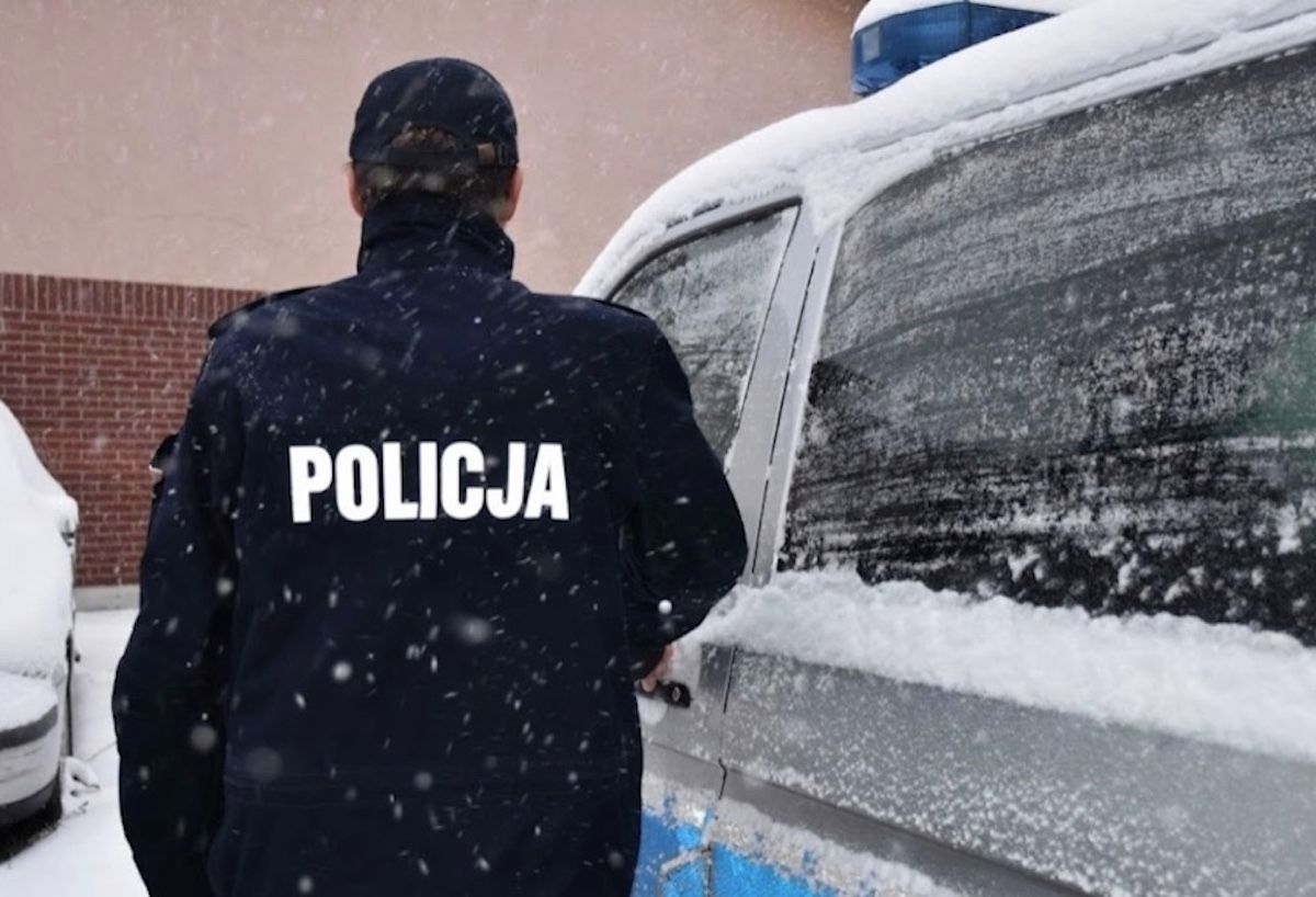 policjant radiowóz śnieg