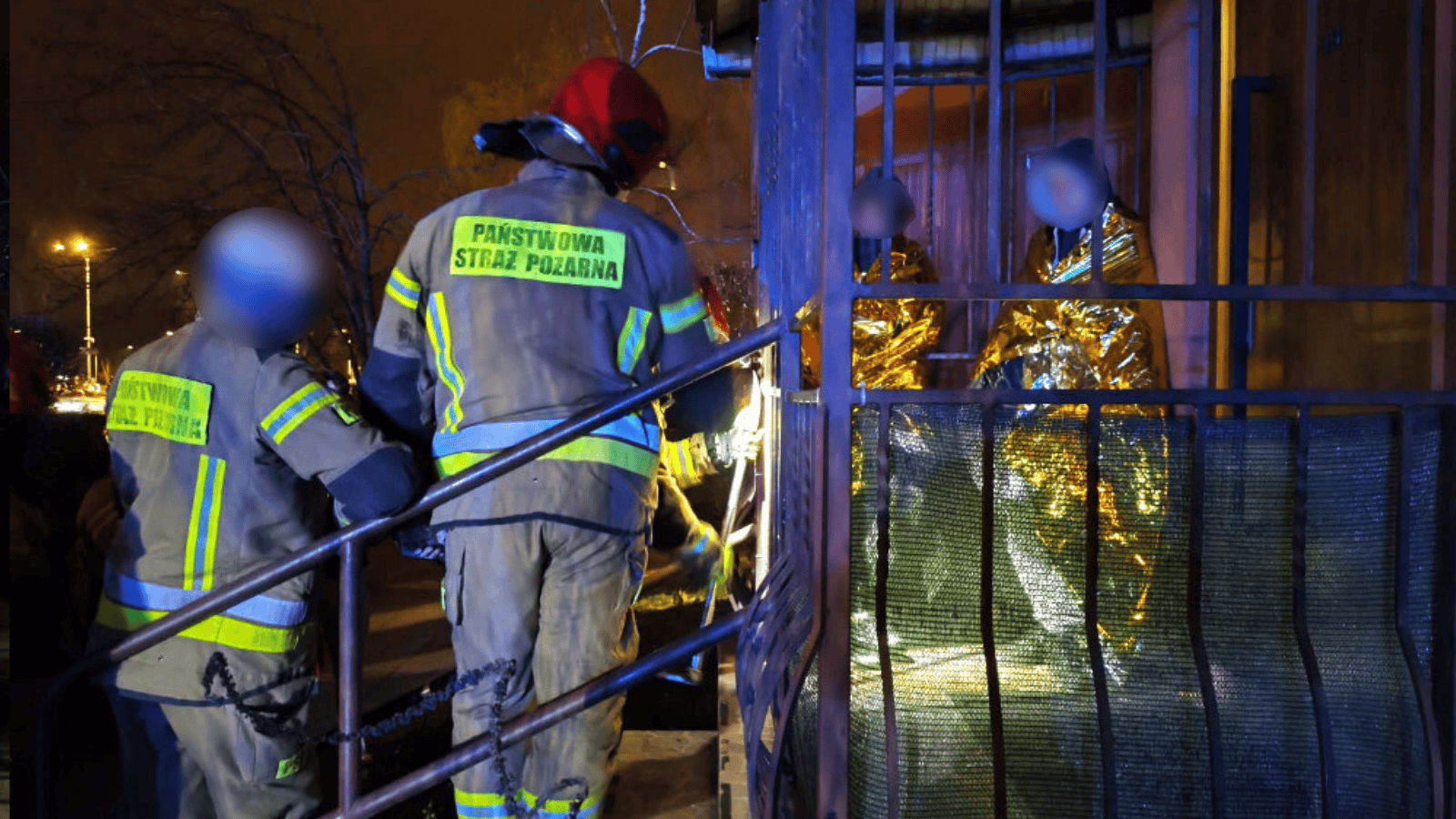 Było o krok od tragedii. Nastolatkowie zatrzasnęli się na balkonie