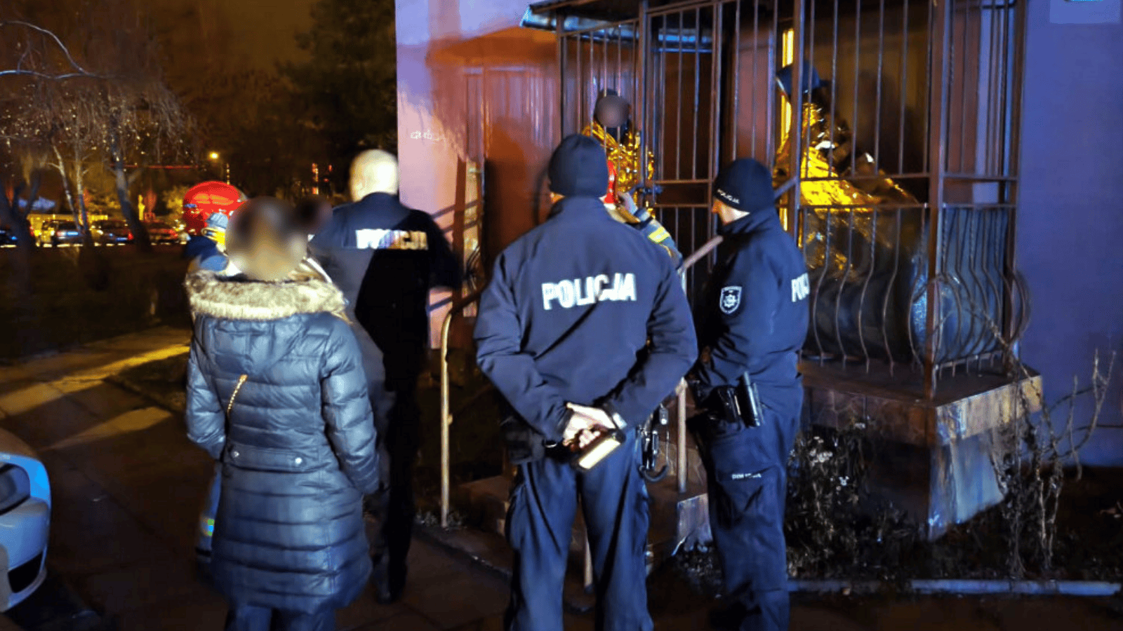 Było o krok od tragedii. Nastolatkowie zatrzasnęli się na balkonie