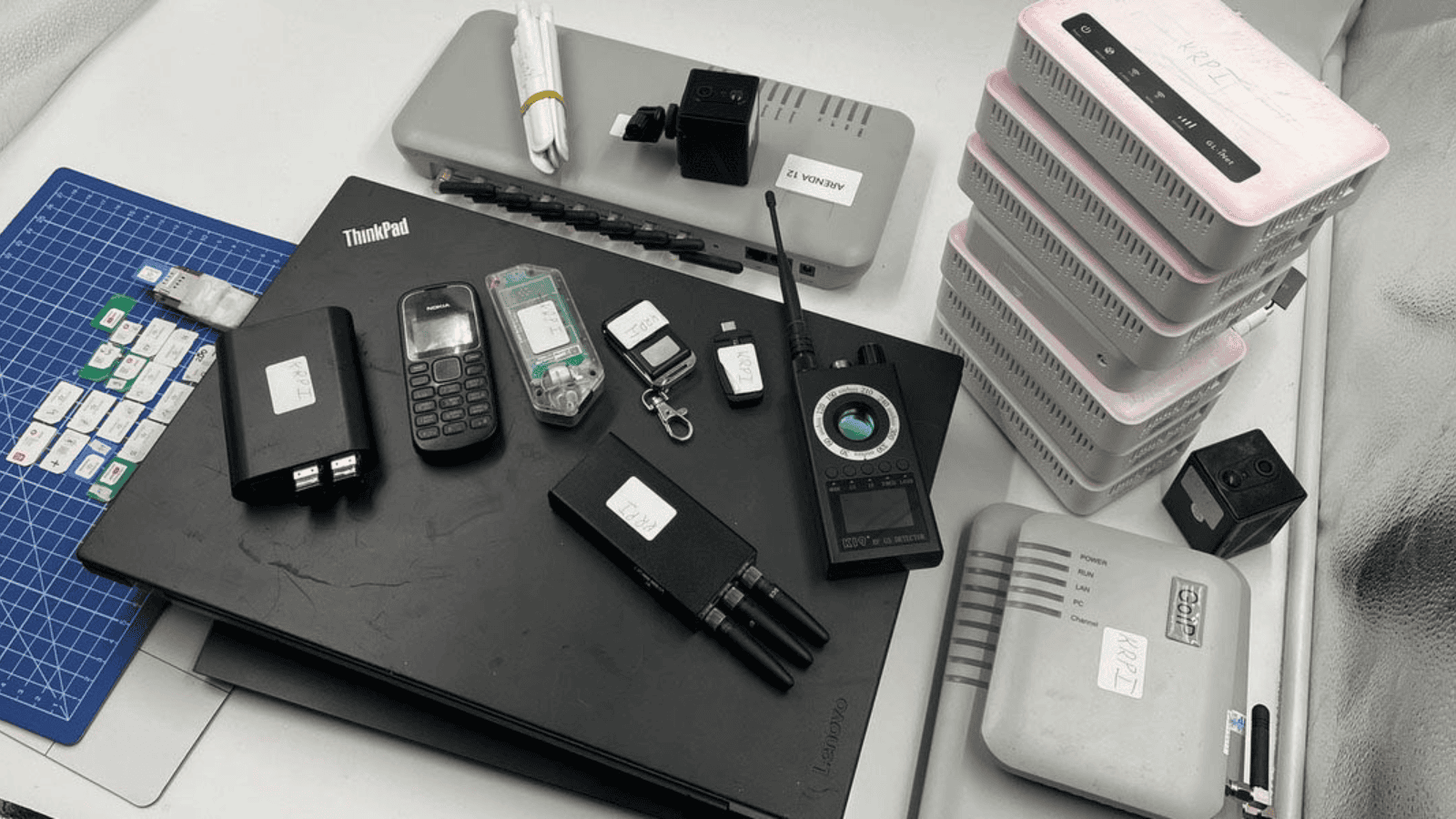 Tajemnicze auto obcych służb w centrum Warszawy! Policja natrafia na szokujący sprzęt