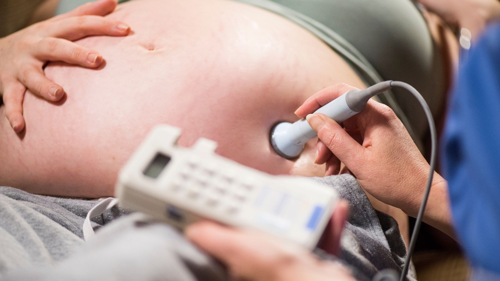 Tyle zarabia położna w Polsce. Porównano pensje z zagraniczną, można się zdziwić