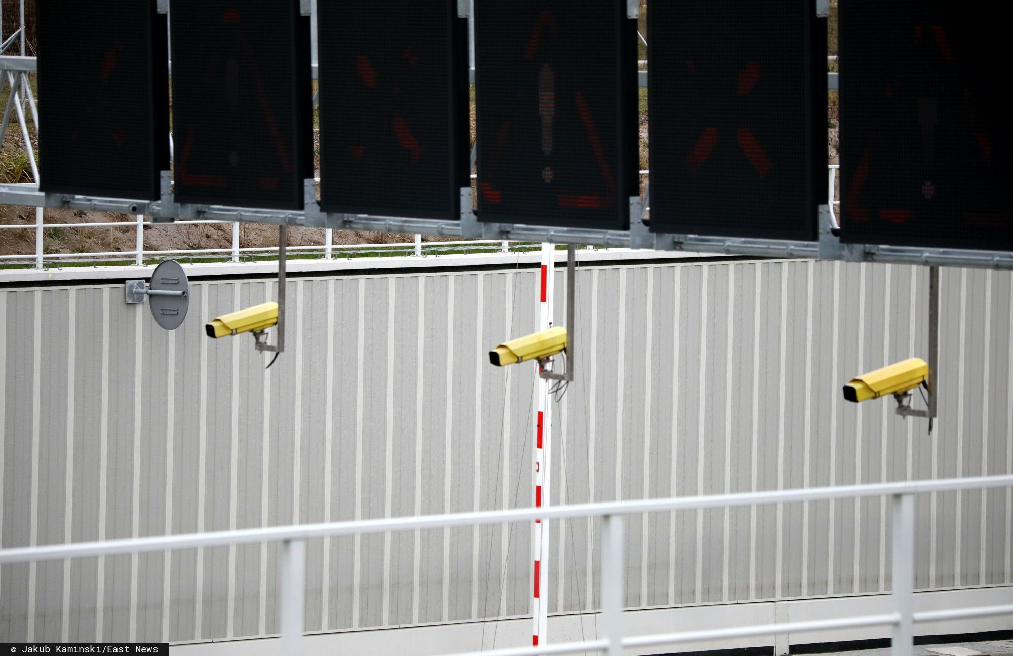 Kierowcy wciąż popełniają ten błąd. Hamulec przed kamerą nic nie da, kara nawet 5 tys. zł