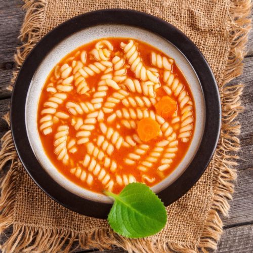 Przesmaż z cebulą i dodaj do pomidorowej. Bosko podkręci smak